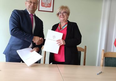 W dniu 29 września 2025 r. Wójt Gminy Gawłuszowice Bogusław Wojnarowski podpisał  umowę z Wojewodą Podkarpackim Panią Teresą Kubas-Hul na realizację zadania własnego gminy wynikającego z Programu Ochrony Ludności i Obrony Cywilnej.